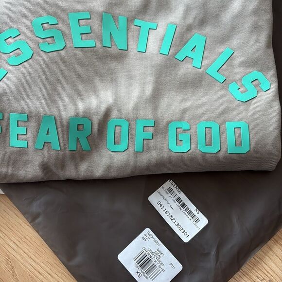 Fear of God Essentials Heavy Dark Heather Oatmeal/Teal Print T-Shirt FOG Bag - Picture 7 of 7